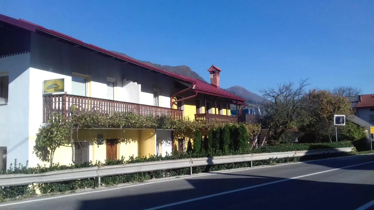 Naša hiša z balkonom ob glavni cesti skozi Idrsko