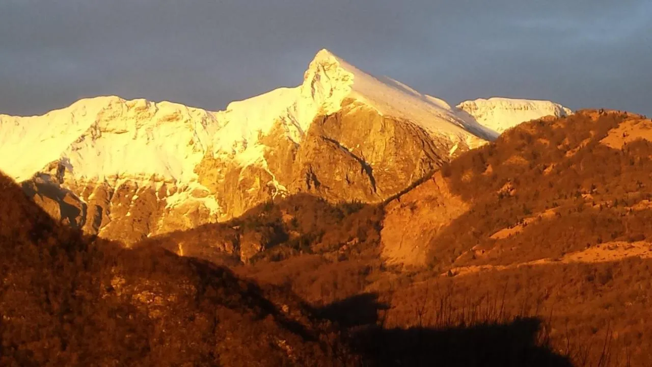 Gore nad dolino Soče v večernem soncu