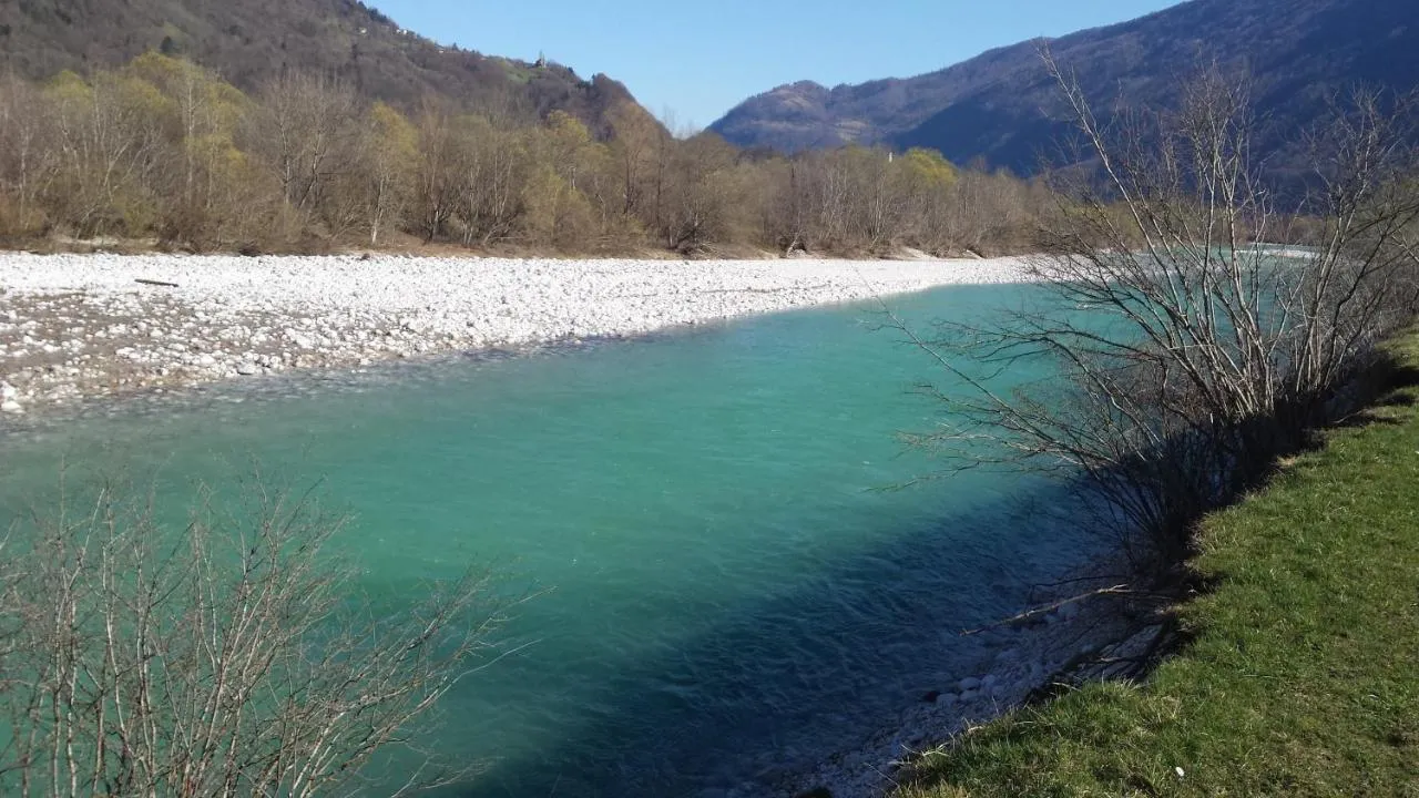 Smaragdna Soča s prodnatim bregom v bližini Idrskega