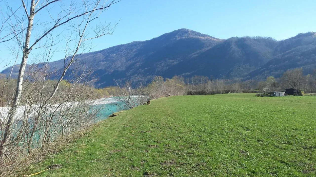 Travnik ob Soči pod gorami